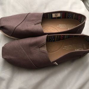 Gray Toms